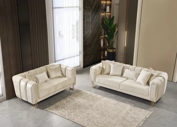 Sofá y loveseat de terciopelo marfil Santana. Muy pronto