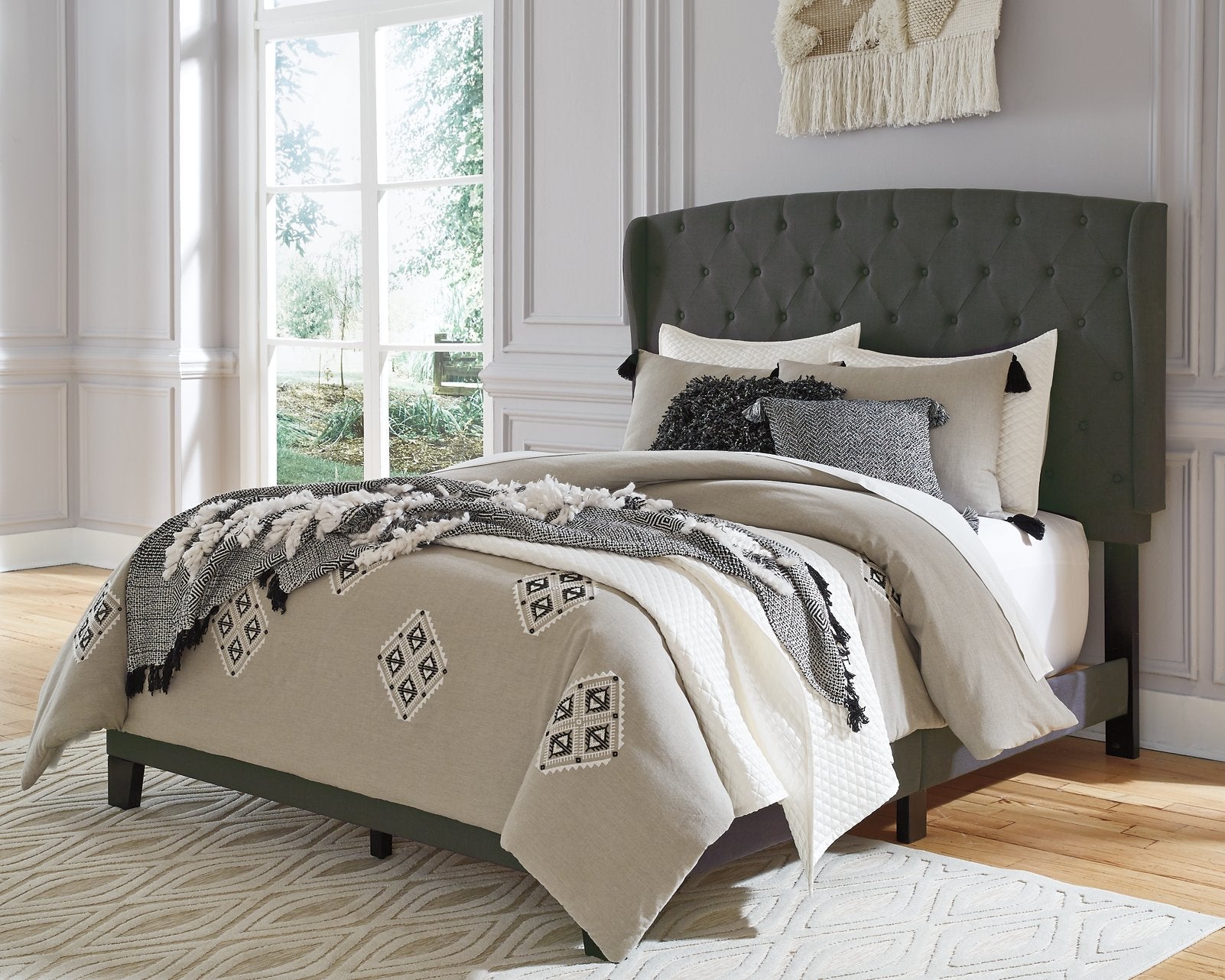 Vintasso King Upholstered Bed image