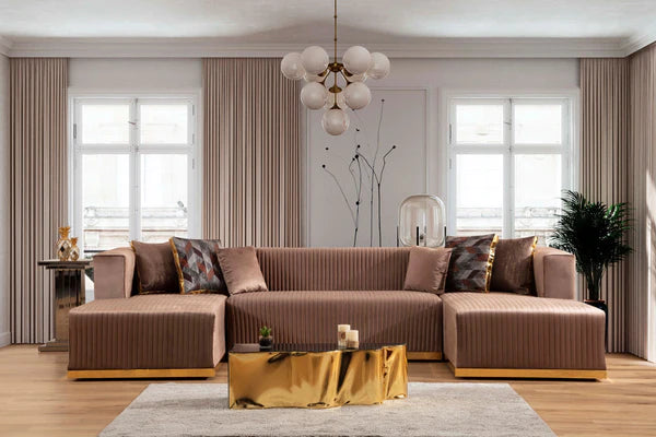 Seccional con chaise doble de terciopelo Juliana Mocha. Próximamente. 