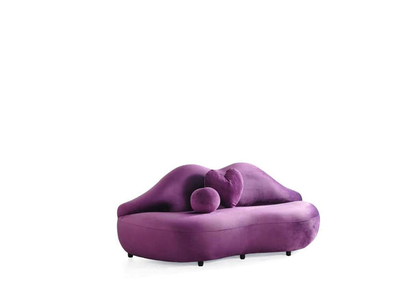 Sofá de dos plazas de terciopelo morado Lips. Próximamente.