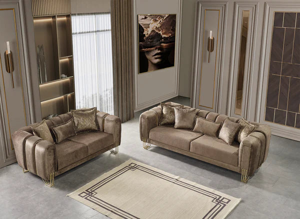 Sofá y loveseat de terciopelo color café Santana. Nueva llegada. Estará en stock pronto.
