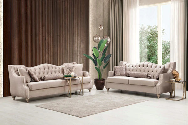 Sofá y loveseat de terciopelo beige Zeus con adornos en forma de clavo. 