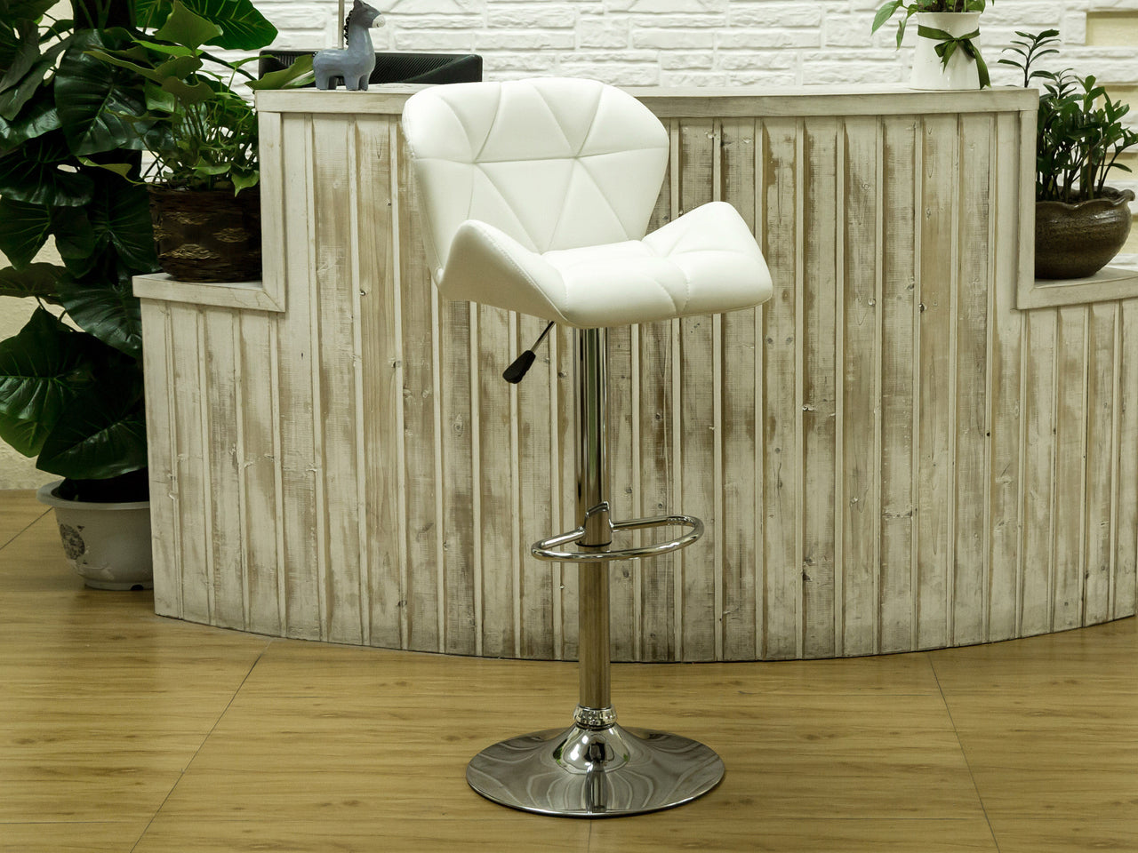 HHC2201 (Blanco) Taburete de bar con asiento envolvente.